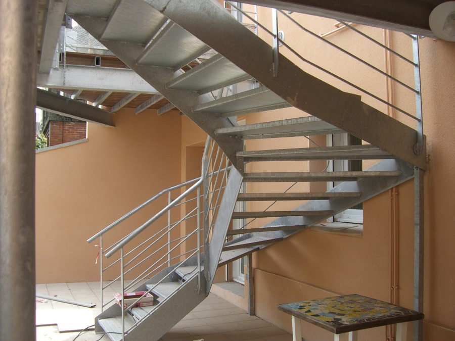 Escalier tout métal extérieur : marches, limon et garde-corps en acier galvanisé réalisés par Thomere Facilities